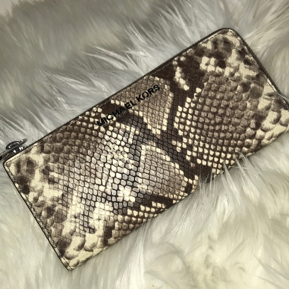 NWT- Micheal Kors Bedford Wallet